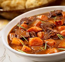 Телячья голяшка тушеная с помидорами и красным вином