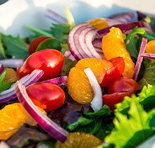 Теплый салат с говядиной и мандаринами