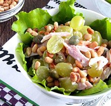 Куриный салат с виноградом и кедровыми орешками