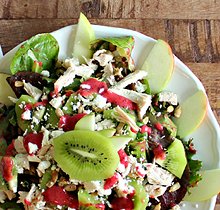 Салат с мясом, киви и горчично-апельсиновым соусом